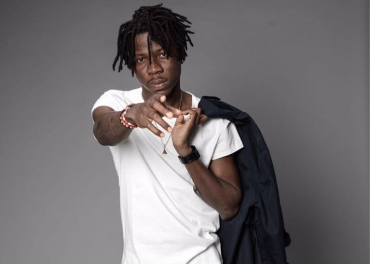 “Give the job to real humans to do” – Stonebwoy ‘shouts’ on an Airport Robot